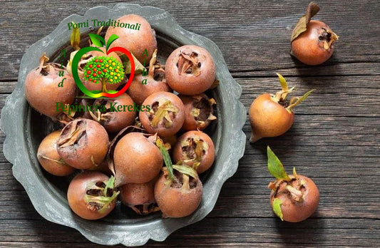 Moșmoane coapte, fructe tradiționale apreciate pentru aroma specifică și gustul dulce-acrișor.